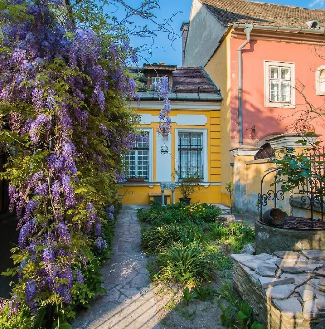 Apartment Keleti Hangulatu Apartman A Varnegyedben Budapest Hungary